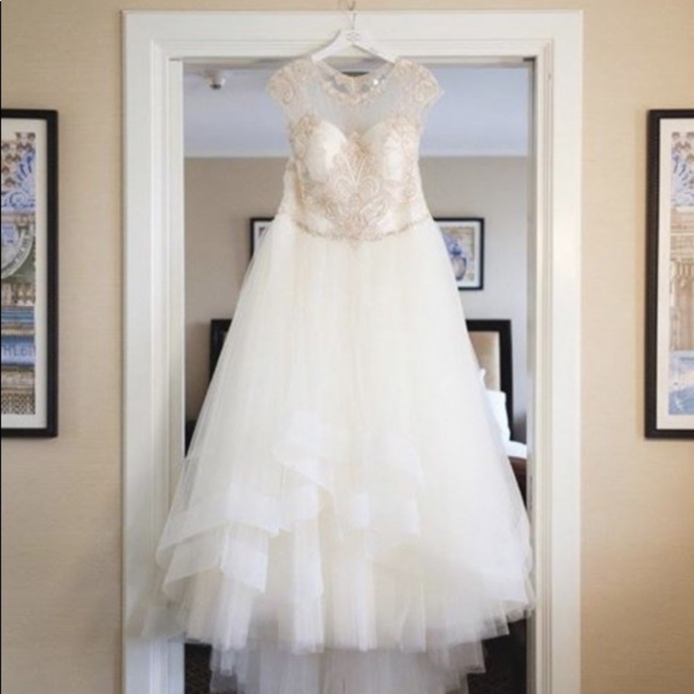 Stunning wedding dress worn once!